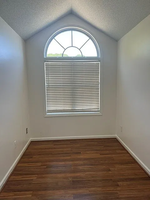 4 bed, 2.5 bath, 2972 sqft, $2,000 — Photo 4