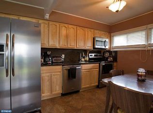 22 Heather Ln, Levittown, PA