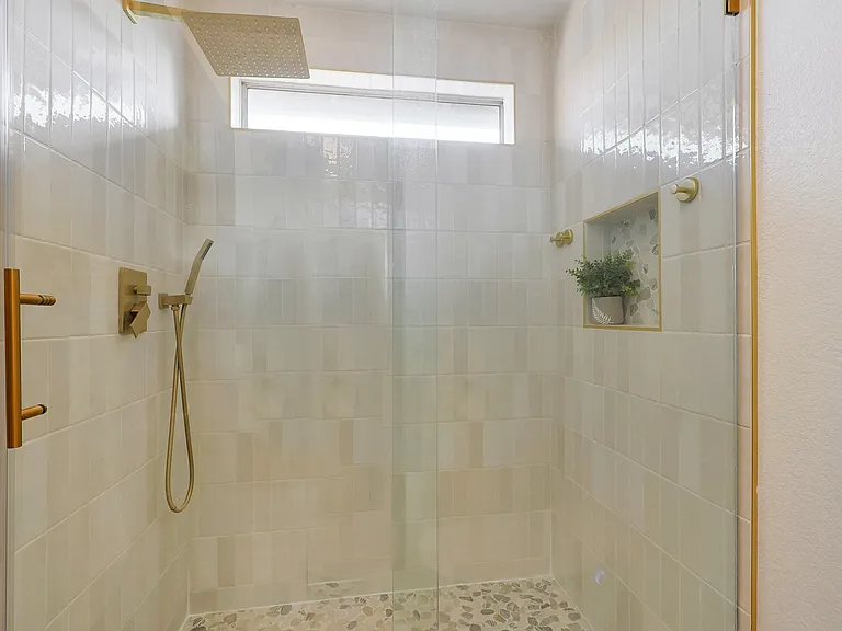 1325 E San Angelo Ave — Photo 12