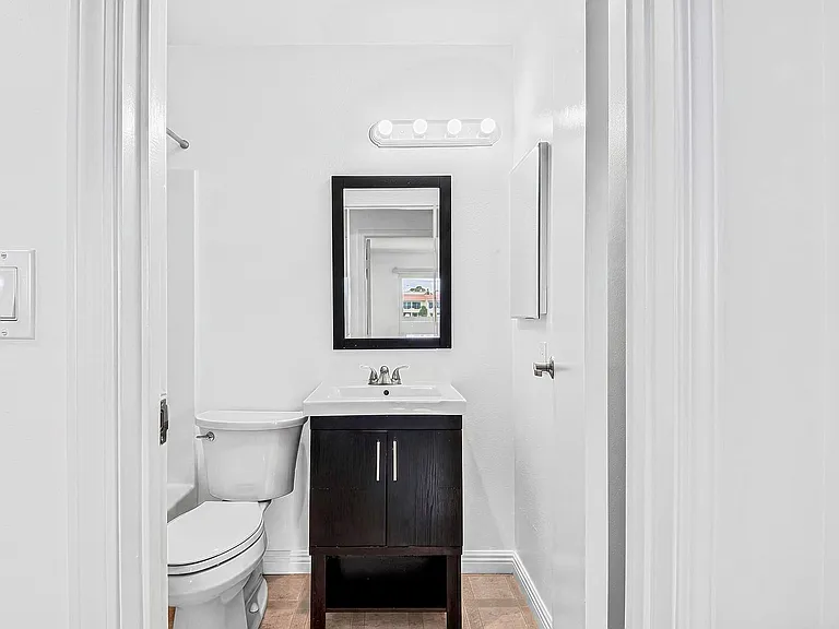 908 Roswell Avenue — Photo 21