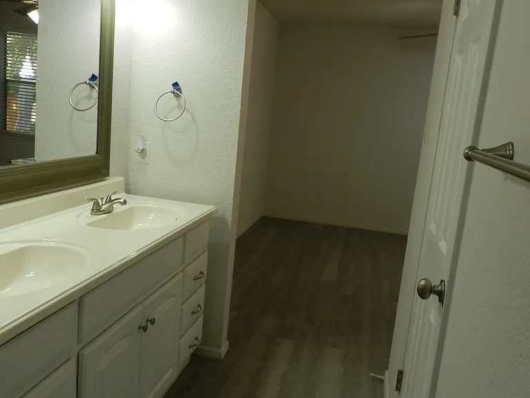 4100 Adelphi Ln #B — Photo 14