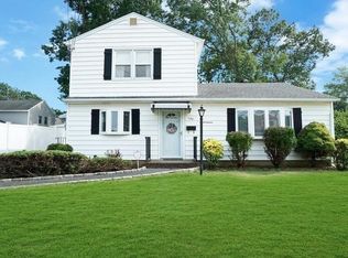 180 Koehl St, Massapequa Park, NY 11762