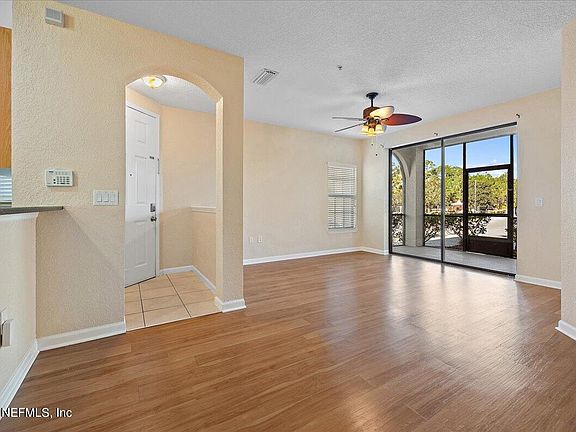 3rd image of 110 CALLE EL JARDIN #101