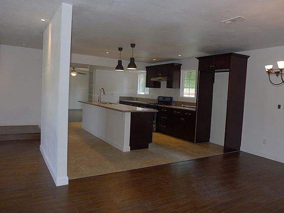 5th image of 1043 Capen Ave