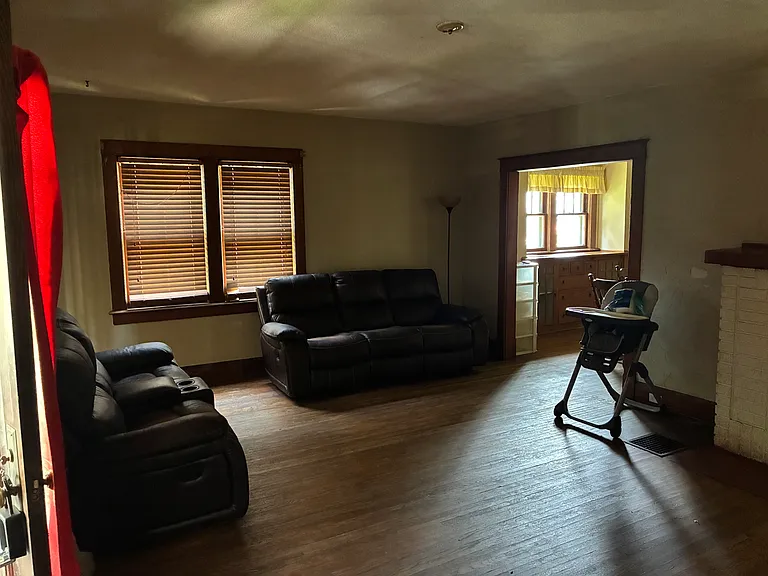 744 Nicholas St — Photo 2