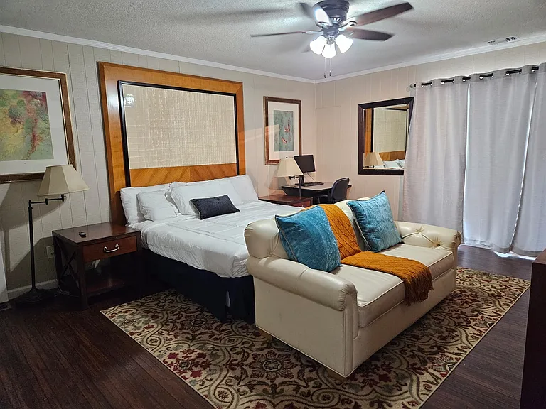1801 Robin Hood Ln — Photo 23