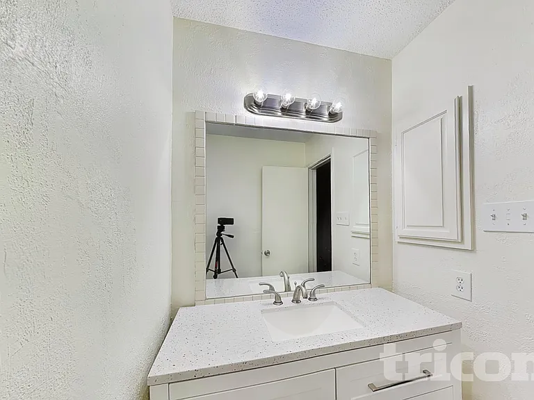 10008 Buffalo Grove Rd — Photo 12