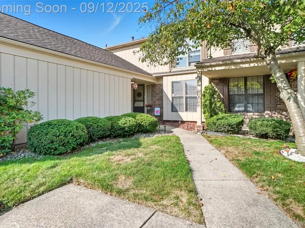 31401 Pine Tree Ct, Warren, MI 48093