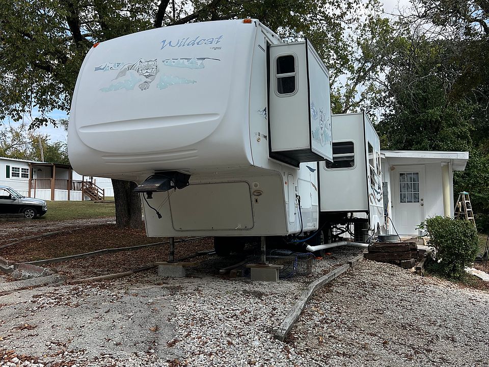 Fifth wheel Camper in quiet neighborhood