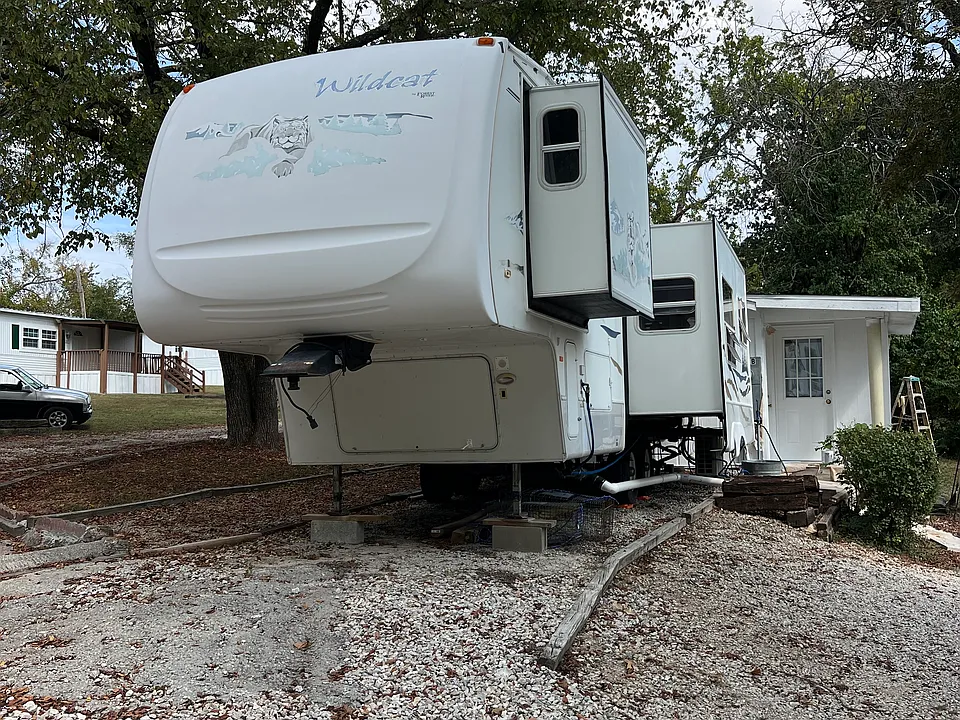 Fifth wheel Camper in quiet neighborhood