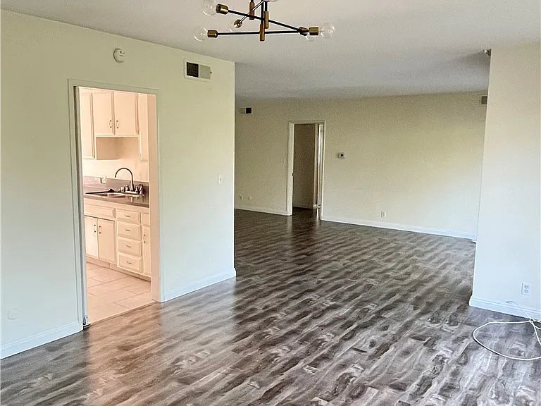 837 S Windsor Blvd #7 — Photo 25