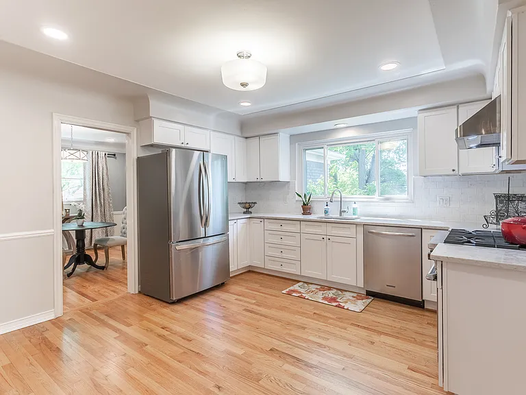 906 Putney St — Photo 18