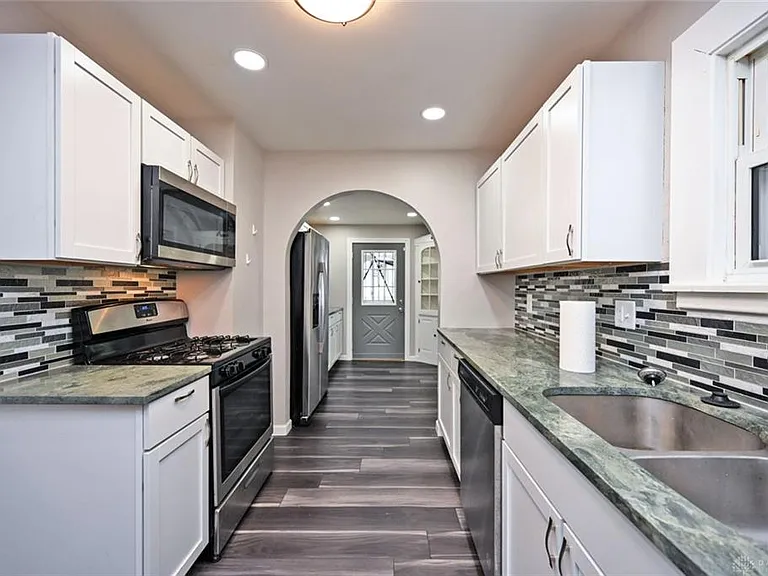 2368 Fauver Ave — Photo 12