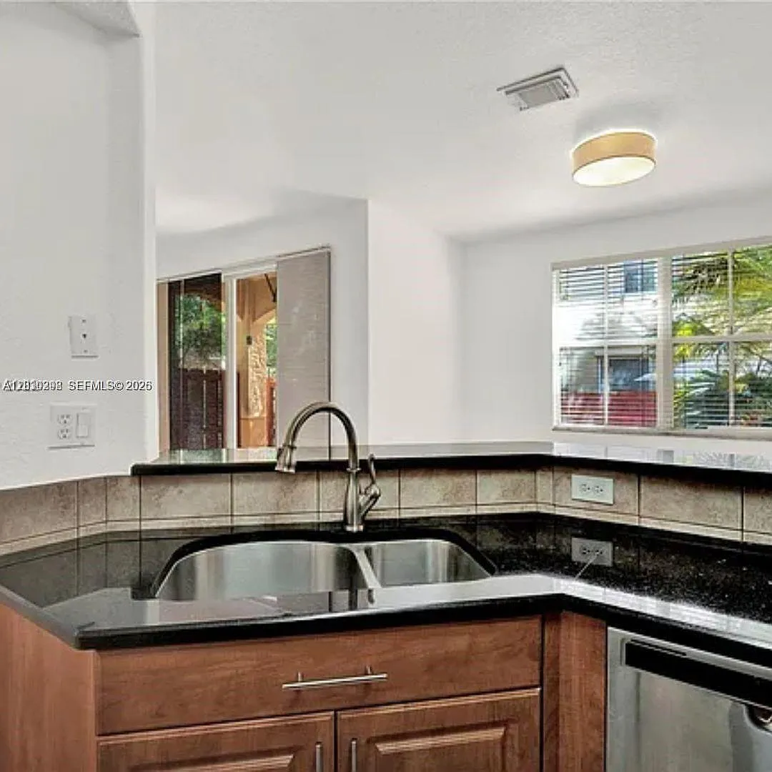 3 bed, 2.5 bath, 1511 sqft, $3,600 — Photo 2