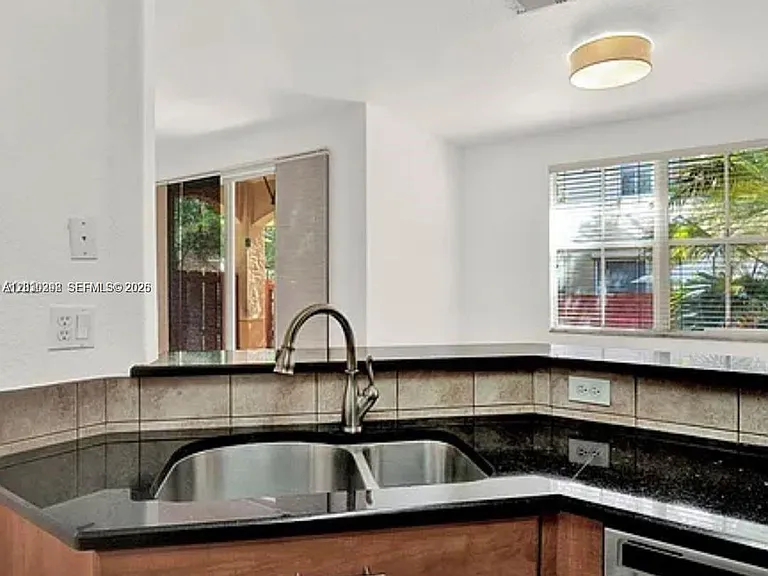 10902 NW 79th St — Photo 5