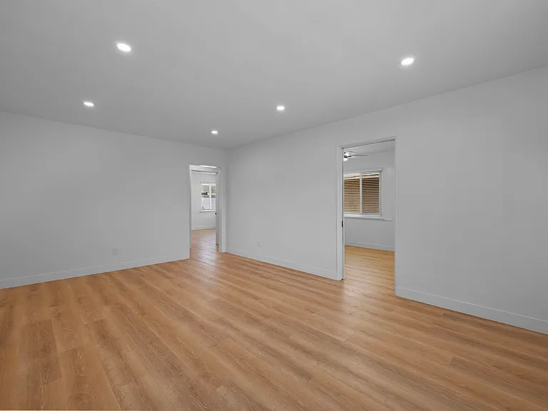 2426 N Buena Vista St #CC — Photo 13