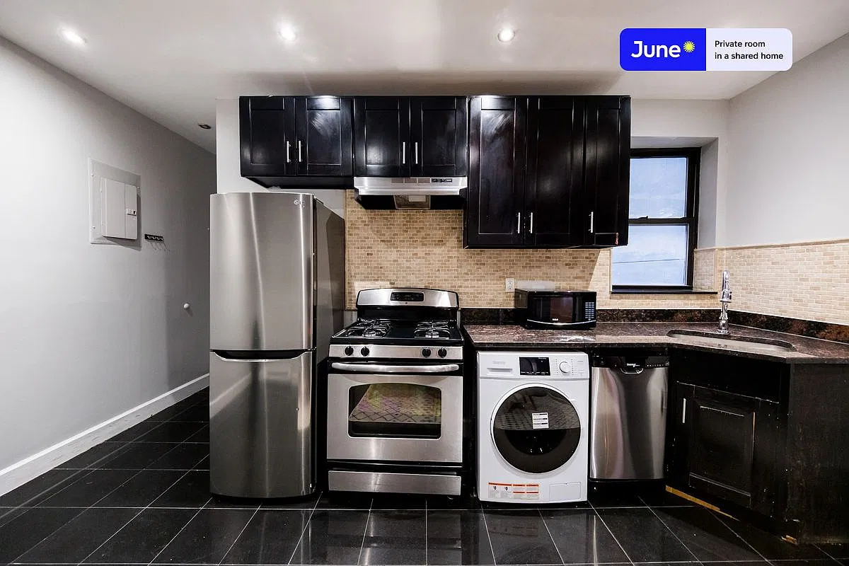 Full bedroom in 3 bed/1 bath home in Central Harlem #1831 B — Photo 4