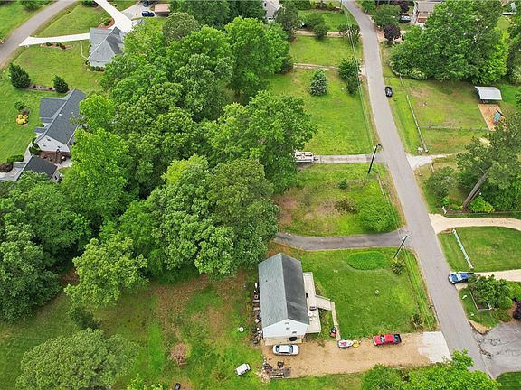 4th image of 3029 N Riverside Dr