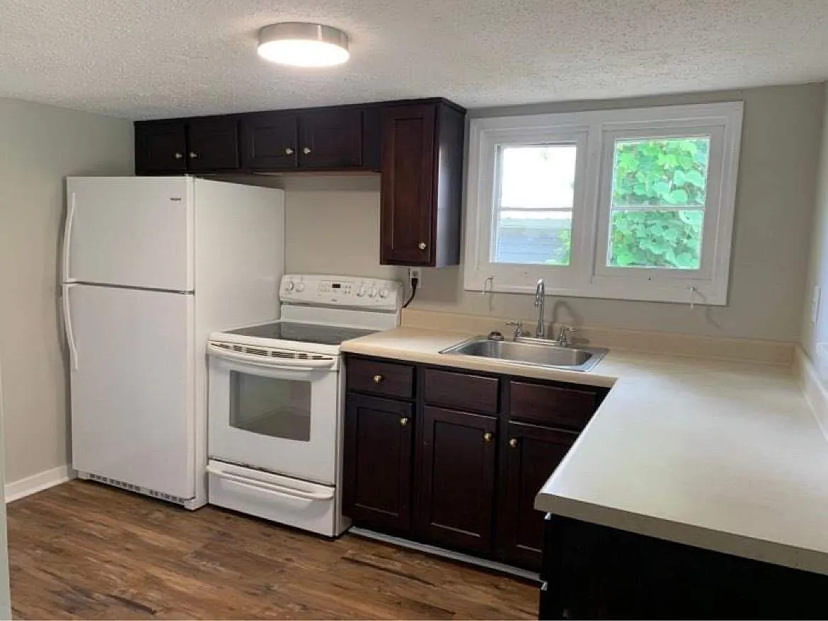 3 bed, 848 sqft, $1,295 — Photo 4