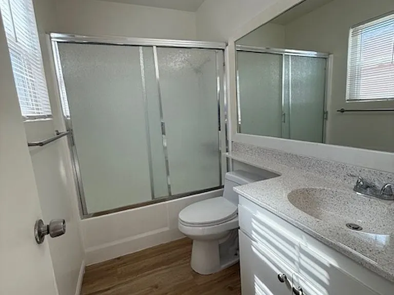Very Nice 2 bedroom/2 Bathroom home close to Dining and Shopping — Photo 12