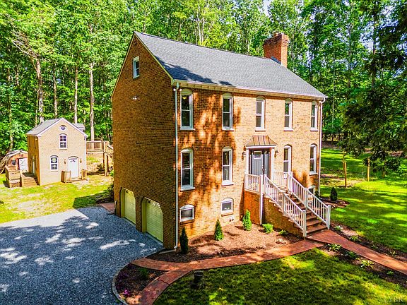 3rd image of 134 Woodmont Ln
