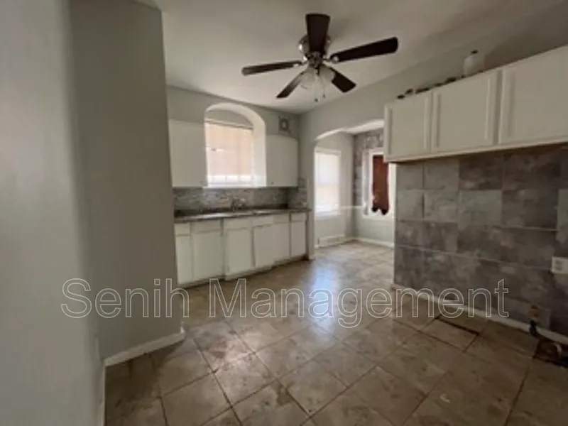3 bed, 1.0 bath, 1300 sqft, $1,250 — Photo 2