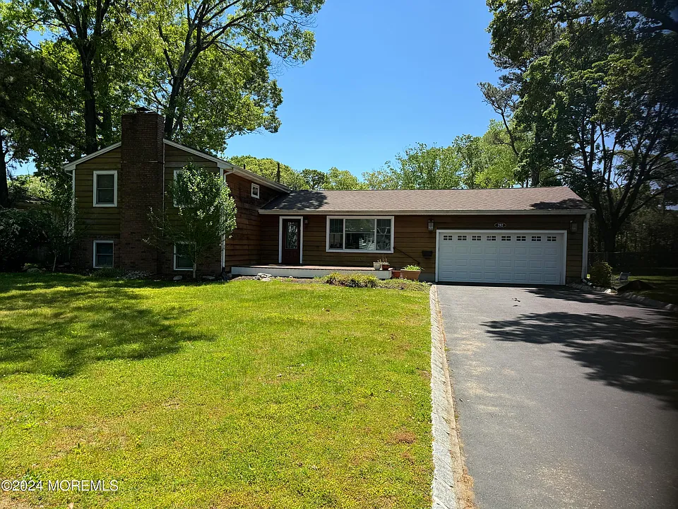 282 Lawrence Ave