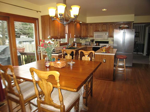 EAT IN KITCHEN