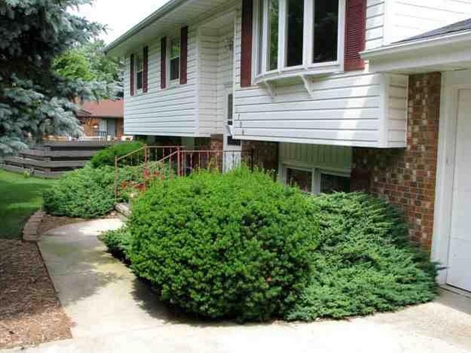 Bi Level with 2 car attached garage