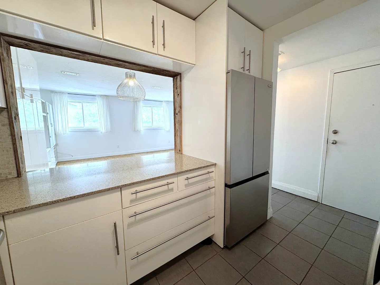 1175 Queen St E - B — Photo 4