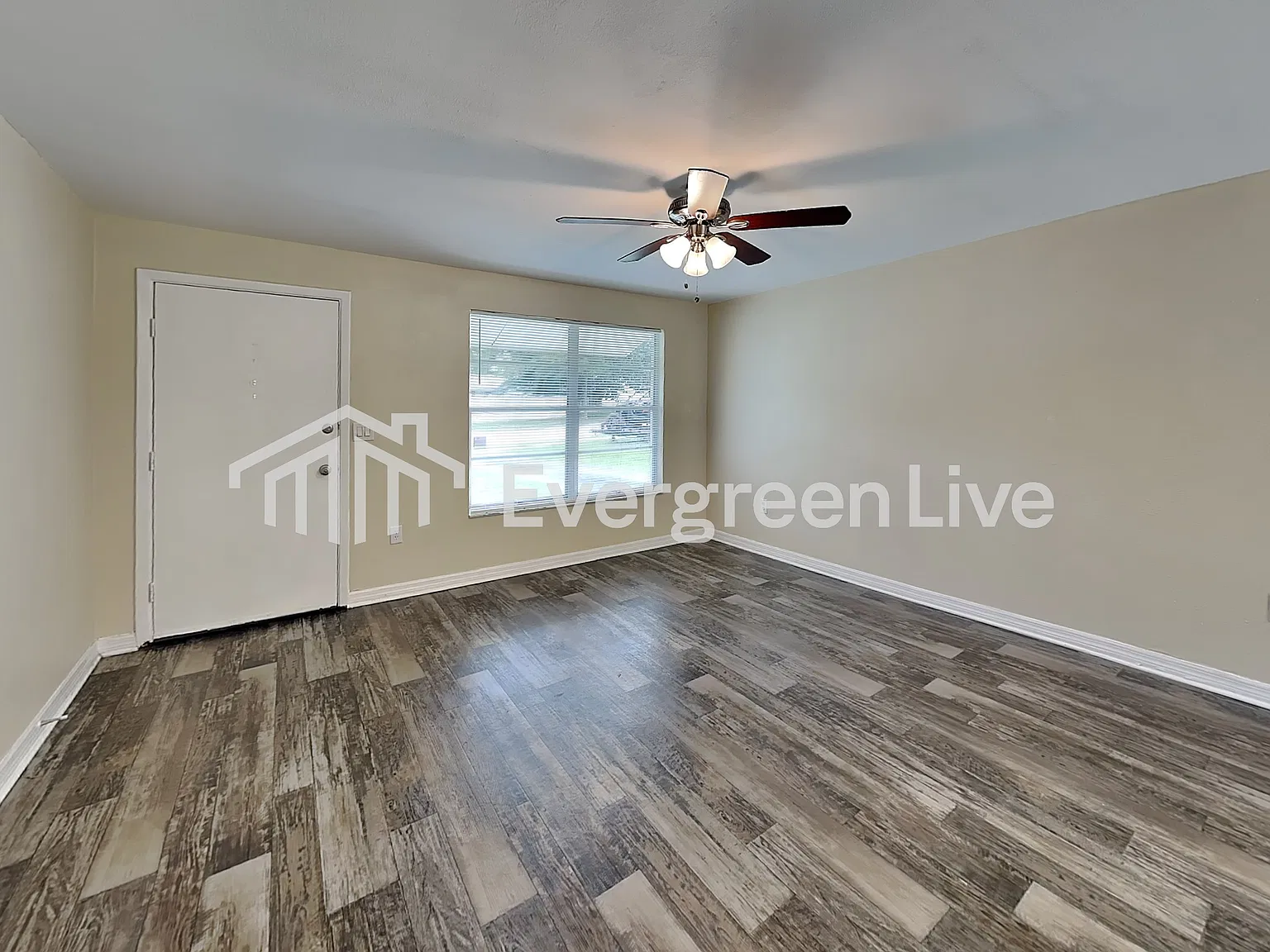 3 bed, 2.0 bath, 1211 sqft, $1,595 — Photo 2