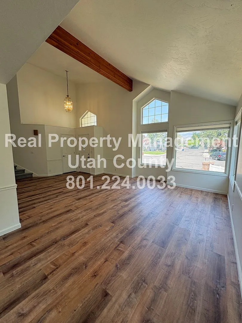 Large and Spacious 4 Bedroom Home! — Photo 3
