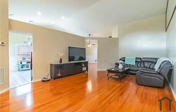 3 bed, 1950 sqft, $2,800 — Photo 2