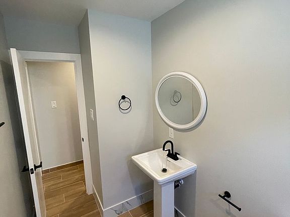4th image of 1819 S Manhattan Pl APT 1
