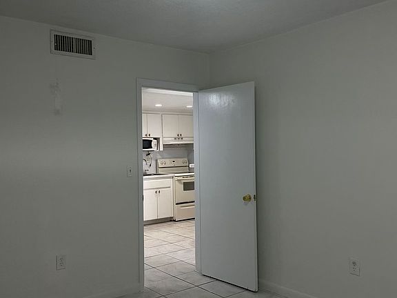 4th image of 4301 NW 18th St #106