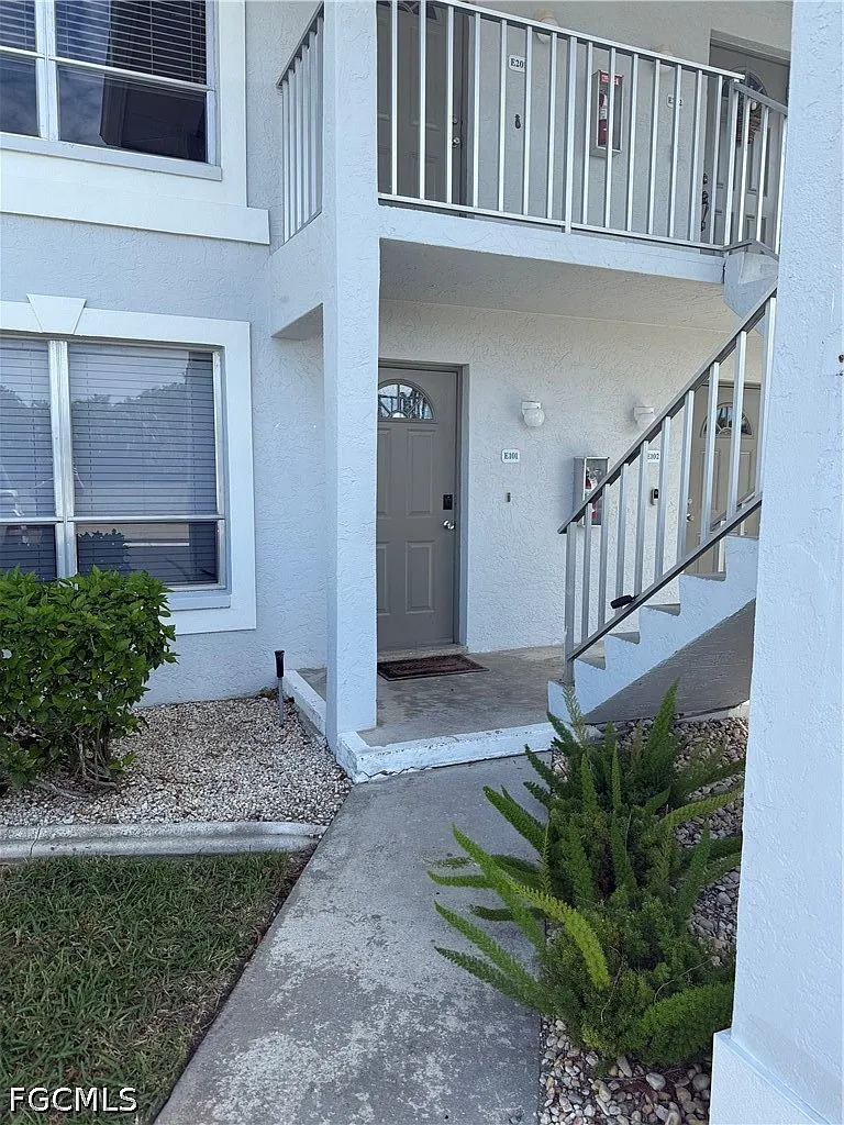 Building Photo - 5031 SW 16th Pl #101