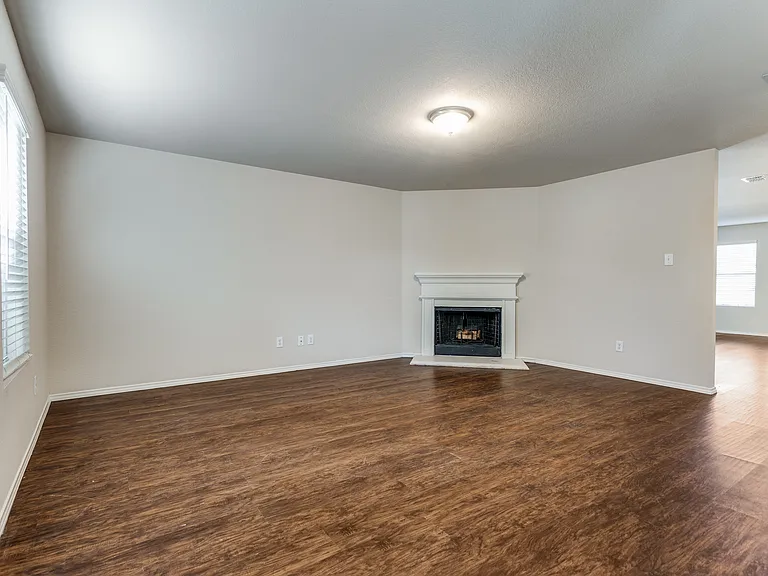 1145 Maplewood Ln — Photo 6