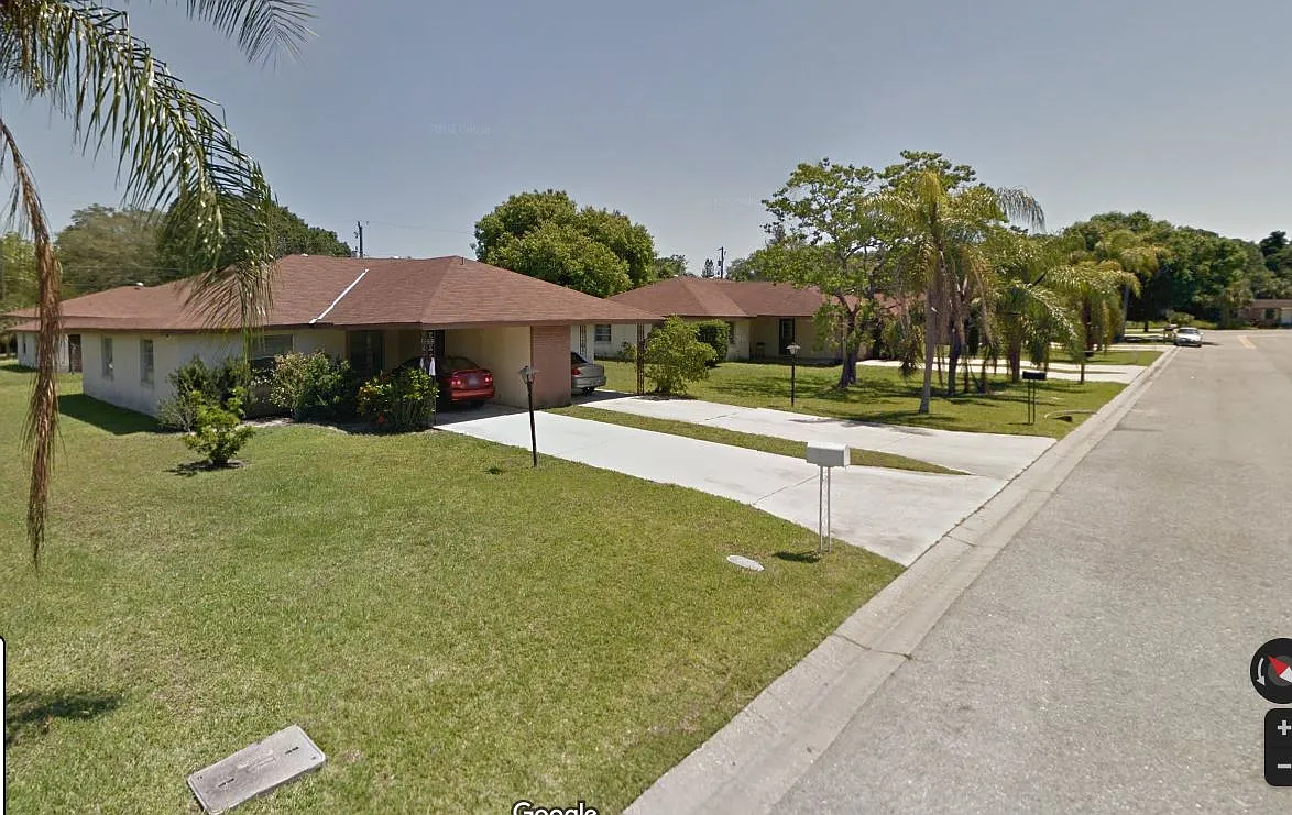 House with Driveway/Carport, Backyard and Private Laundry — Photo 1