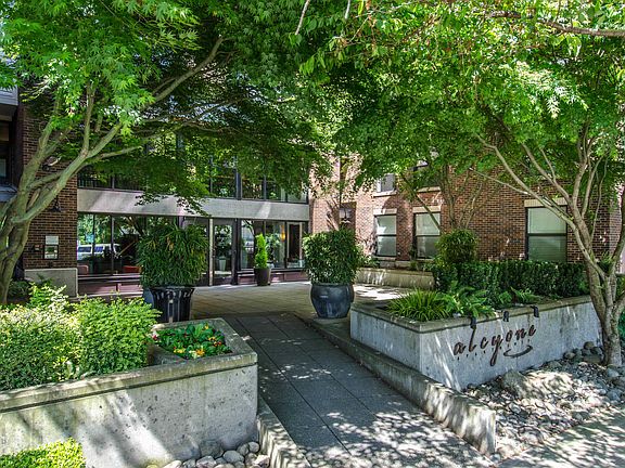 Alcyone Apartments Front Courtyard
