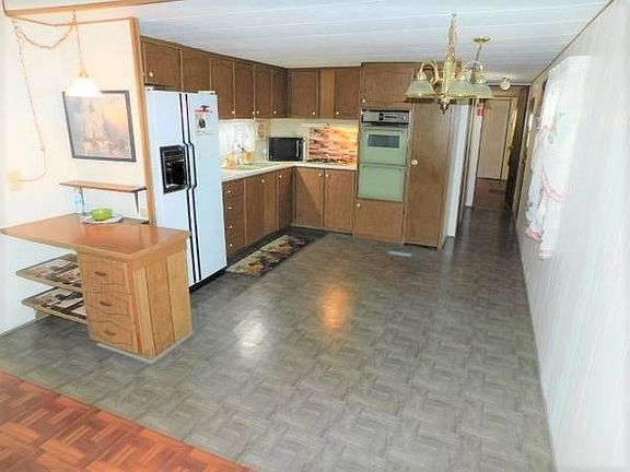 5th image of 221 Esther St