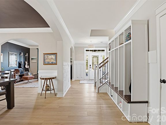 5th image of 1051 Crawford Dr
