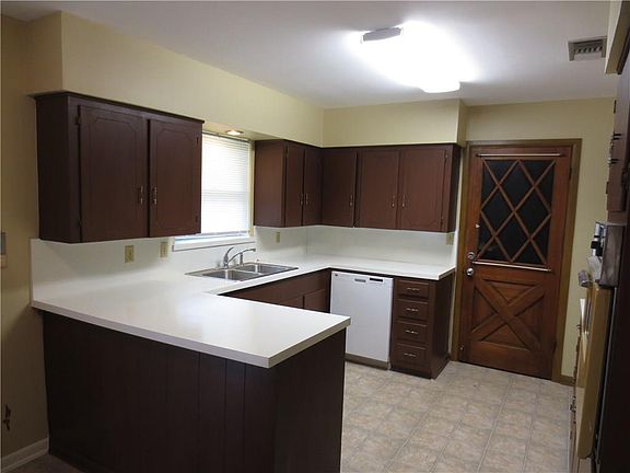 3rd image of 261 Oakwood Dr