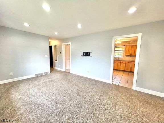 4th image of 1173 E Archwood Ave