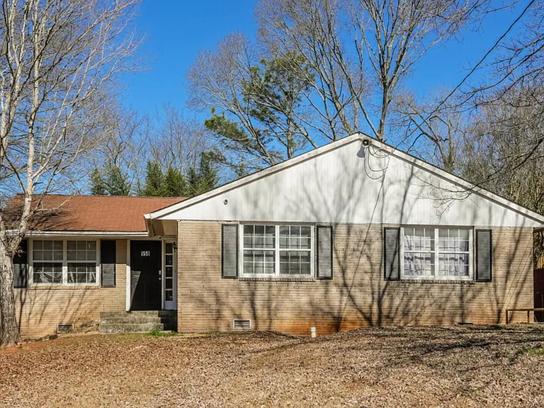 558 Wavelyn Way — Photo 1