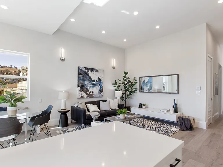 1329 S Van Ness Ave — Photo 37