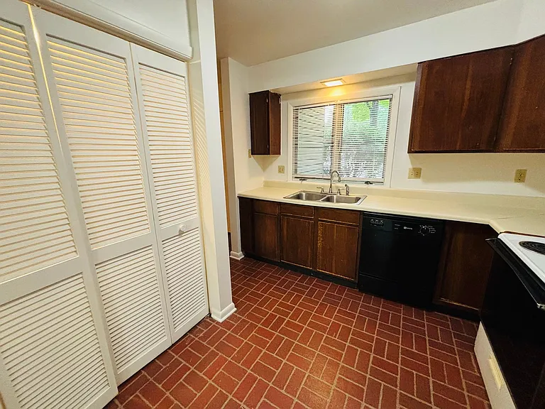319 Shenandoah Cir — Photo 8