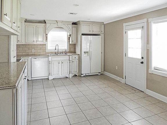 4th image of 304 W Laodis St