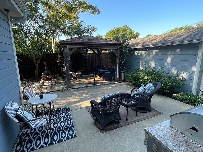 420 E Franklin St — Photo 10