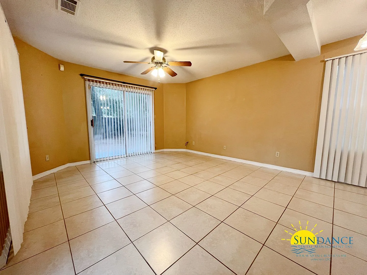 2 Bedroom Home with one-car garage in central FWB! — Photo 4