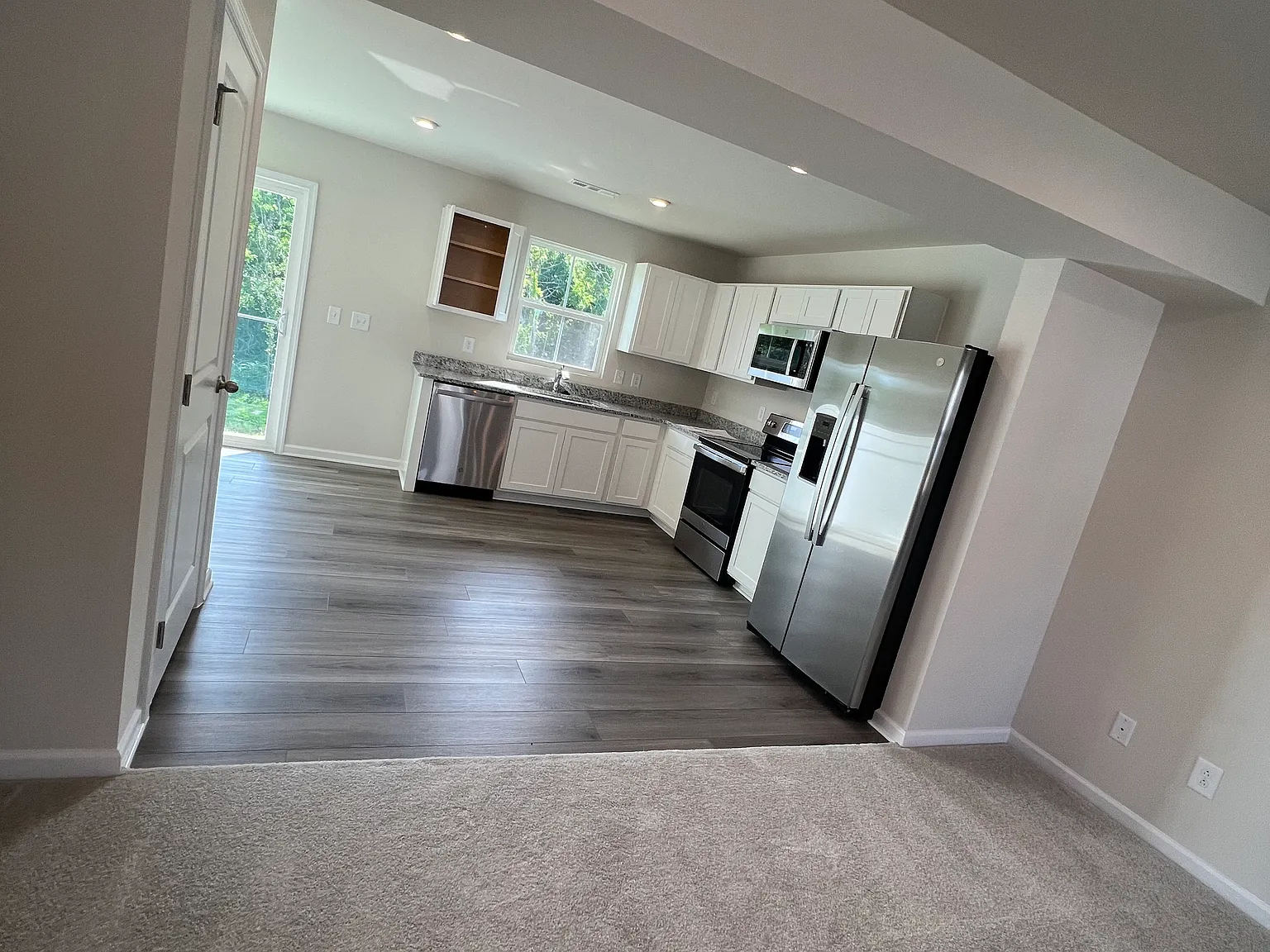 3 bed, 2.5 bath, 1220 sqft, $2,100 — Photo 2